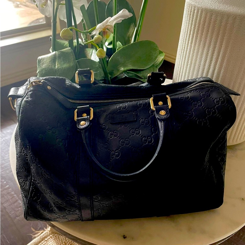 Authentic Gucci Black leather purse in excellent condition
